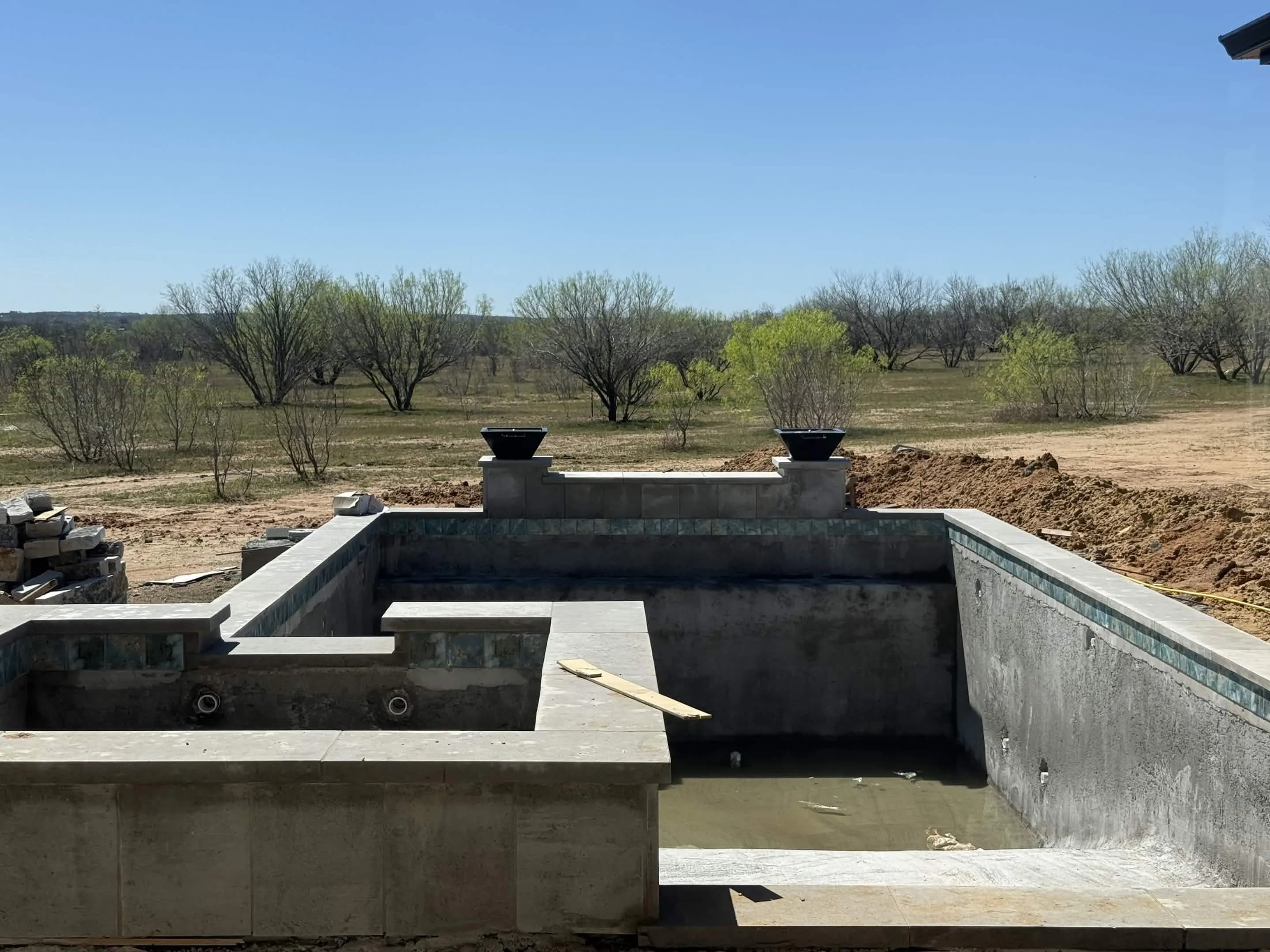 Custom pool with integrated spa in Seguin