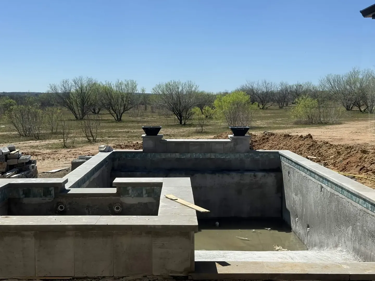 Custom pool with integrated spa in Seguin